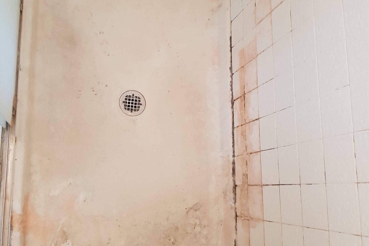 Shower Cleaning Before - MagiCleanMaid